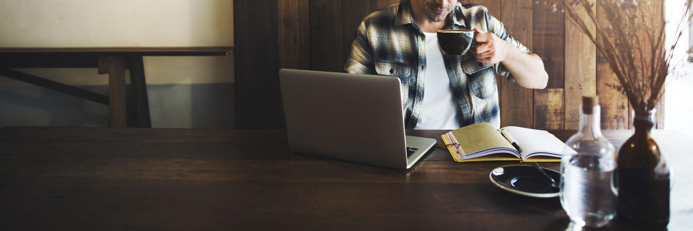 Formateur présentant un cadre de priorisation budgétaire